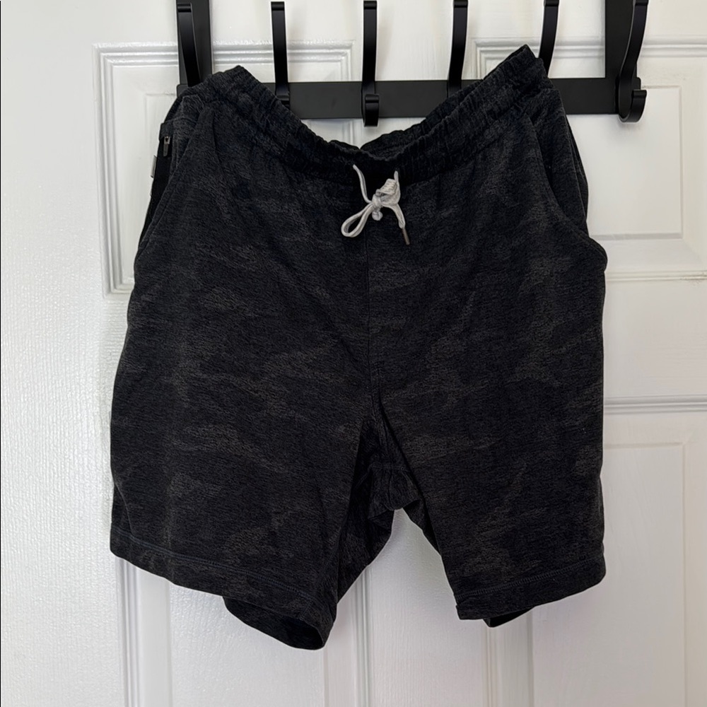 Vuori - Ponto Performance Black and Grey Camo - Men’s Small - Drawstring Damaged